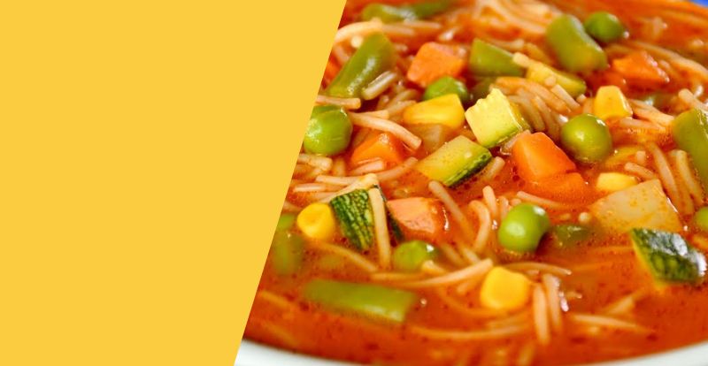 Sopa de pollo con fideos y verduras