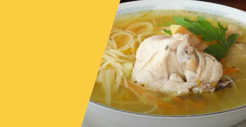 Sopa de pollo con fideos